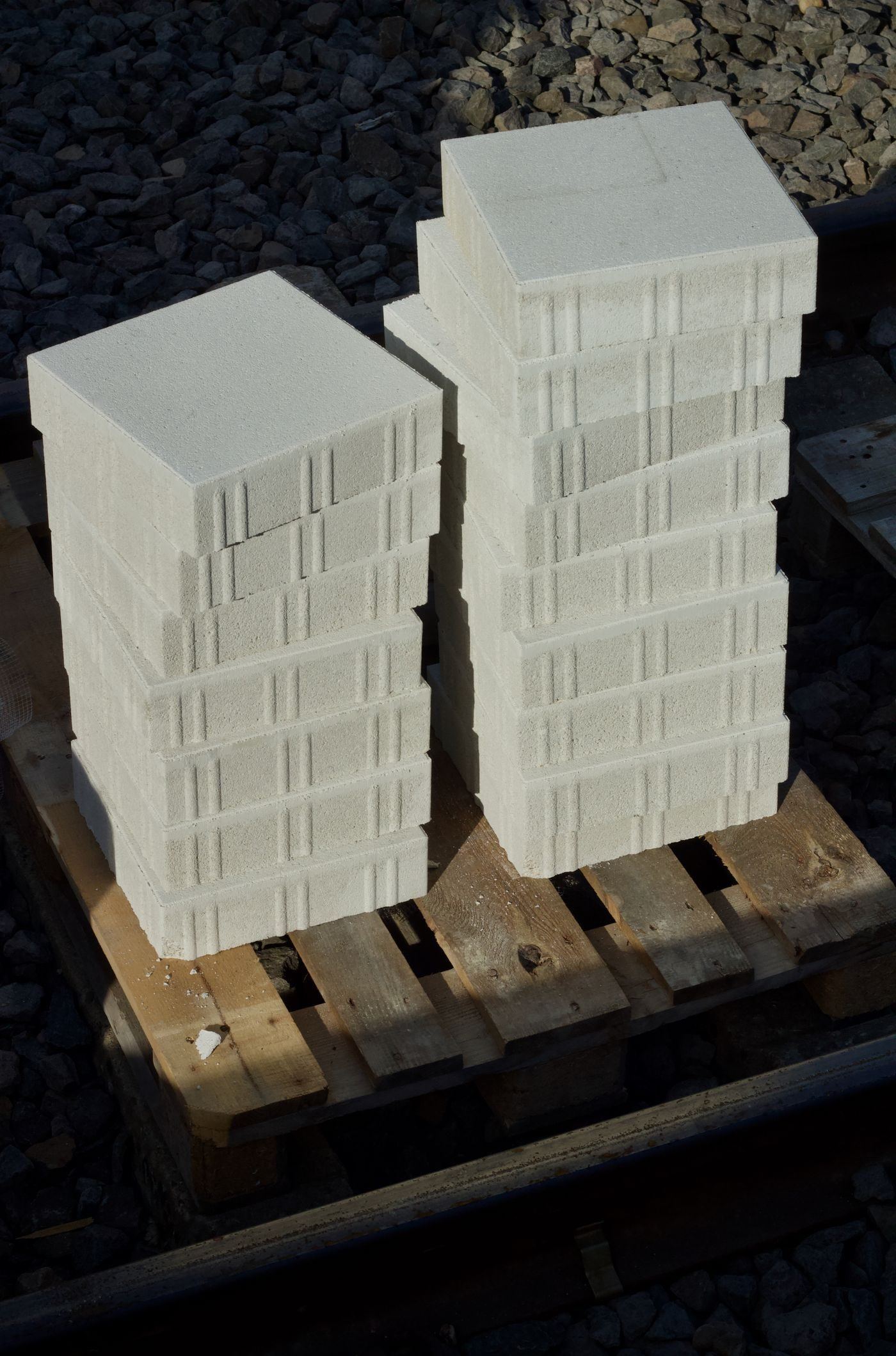 Pallets of white lightweight autoclaved blocks