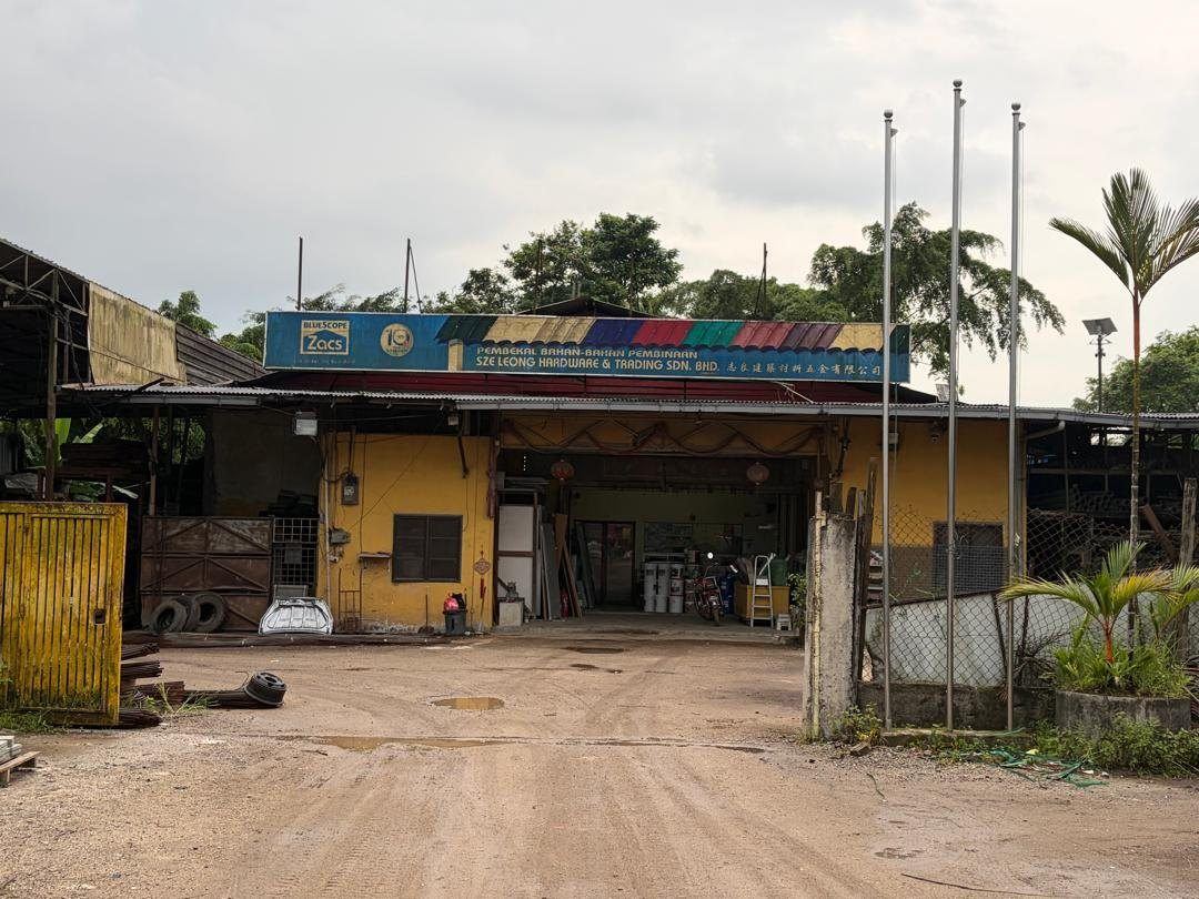Sze Leong Hardware & Trading shopfront and materials yard in Ulu Tiram, Johor